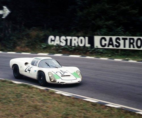 frenchcurious:Vic Elford & Lucien Bianchi (Porsche 910 #017)