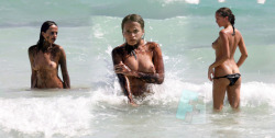 fakefamosasint:Alicia Vikander: Tomb Raider skinny dipping Ojalá