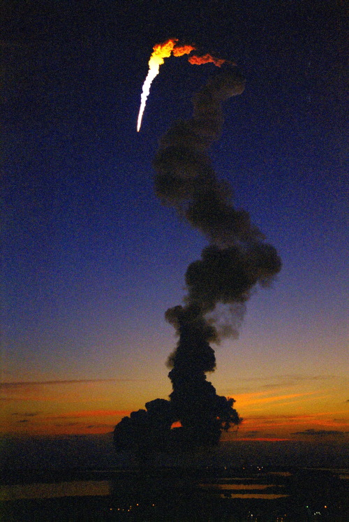 humanoidhistory:  May 19, 2000: The Space Shuttle Atlantis lights