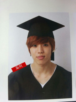chandoo:  dongwoo’s graduation photo ≧∇≦ 
