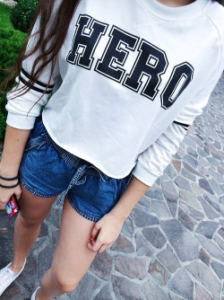 choiesclothes:  White Crop Sweatshirt In Hero Print (Click the