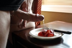 Echte Sahne ist fÃ¼r meinen Sklaven viel zu fett.Also hat er selbst dafÃ¼r Sorge zu tragen, dass er eine eiweiÃŸreiche und kalorienarme ErnÃ¤hrung zu sich nimmt. Und SEINE Sahne ist dafÃ¼r bestens geeignet.