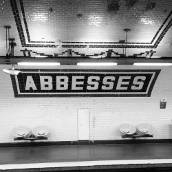 Abbesses 🚇 Instagram: @brookelabrie