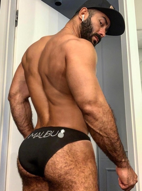 footballsweetcheeks:I love the way these briefs are wedgied up