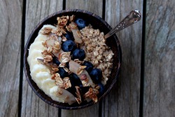 cherielicious3:  cinnamon oatmeal topped with banana slices,