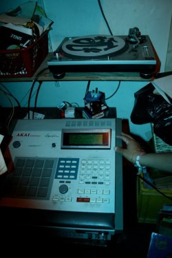 madcrewupinthehouse:  Akai MPC 60 ——-> the original MPC