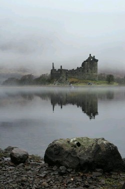 madness-and-gods:Kilchurn Castle is a ruined 15th and 17th century
