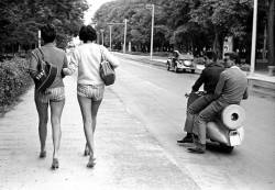 le-narrateur:Street scene in Viareggio, italy, 1959. Photography