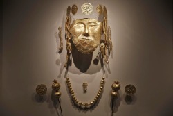 coolartefact:  Gold funerary mask and jewellery from Macedonian