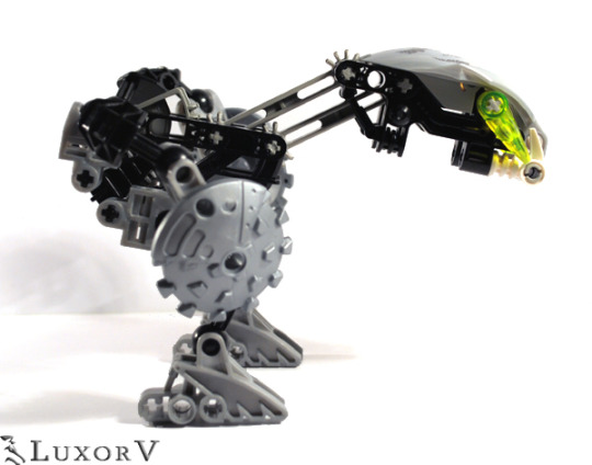 korolevx: chickenkeeping: this is the weirdest chicken on planet earth 