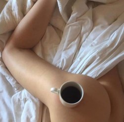 kreweslut:  Coffee in bed 💙