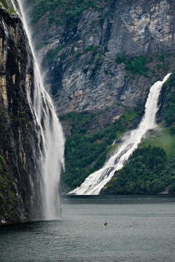 torace:Geirangerfjord (by Giuseppe Citino) Bendhurseven sister