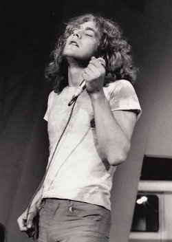 rocknroll-666-world:  Robert Plant