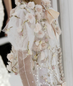 skaodi:  Chanel Haute Couture Spring 2008 details. 