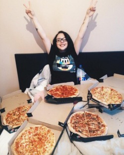 mashaskywalker:  i always need more 🍕🍕🍕