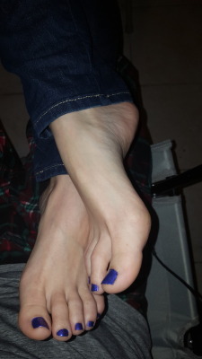 myprettywifesfeet:  my pretty wifes cute little purple toes and