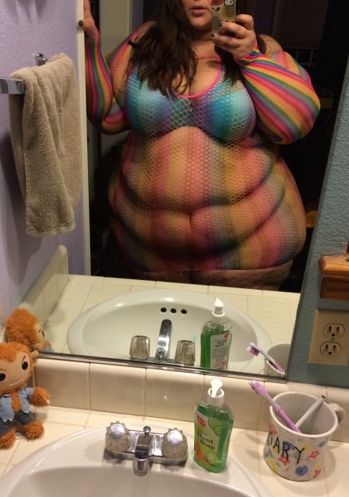 playhard170:  bigcutieboberry:I have been so spoiled by my fans this week!! Â There must be something in the air, making people super generous right now. In the past 5 days I have received a new scale (with a 700lb limit), a bunch of new clothes, a few
