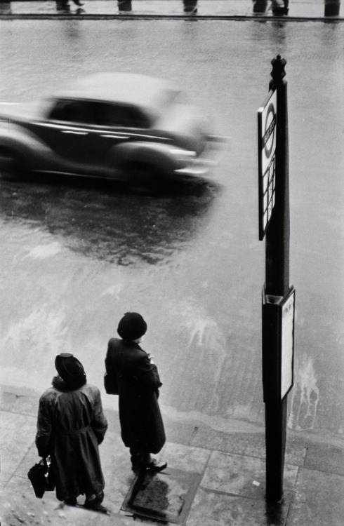 undr:  Elliot Erwitt. Bus Stop, London. 1952