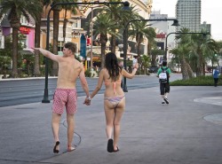 vegasimages:  People watching on Vegas Strip   See the Outback