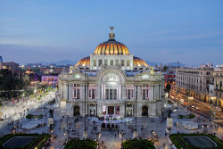 vivirenmexico:  El Majestuoso Palacio de Bellas Artes en el centro