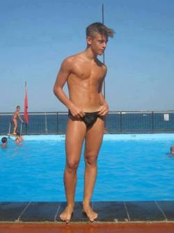 donc501:  just-a-twink-again:  slim, smooth, cute, tanned, wet…