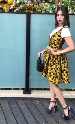 bestcelebritylegs:  Alison Brie sexy legs in a short floral dress