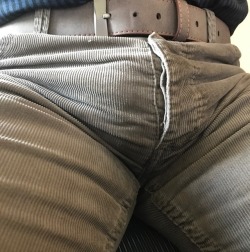handyglans:  jamiesmithers:I do love cord bulges :) Nicely packaged….