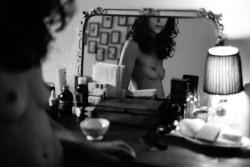 m-as-tu-vu:mrchill: Simone, Reflection in her mirror.From the