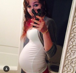 ashthepiggy:  Someone asked me to put up some pregnancy pics,
