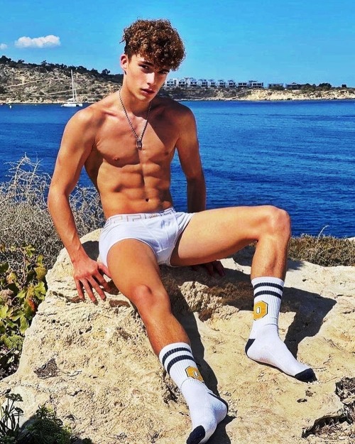 socksandskins:https://socksandskins.tumblr.com/