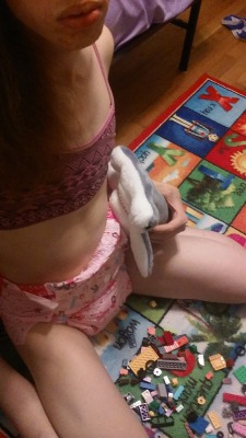 crinkle-buttz:  Me a lil’ more nakie than usual, playing with