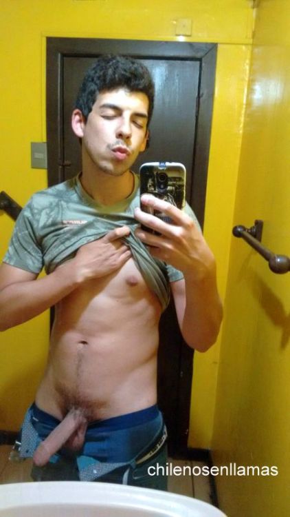 chilenosenllamas:  Víctor D. 20 años. Santiago. Que verga!