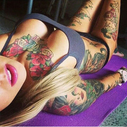 essesays:  Hot inked and sexy follow —> http://ift.tt/17naOzS