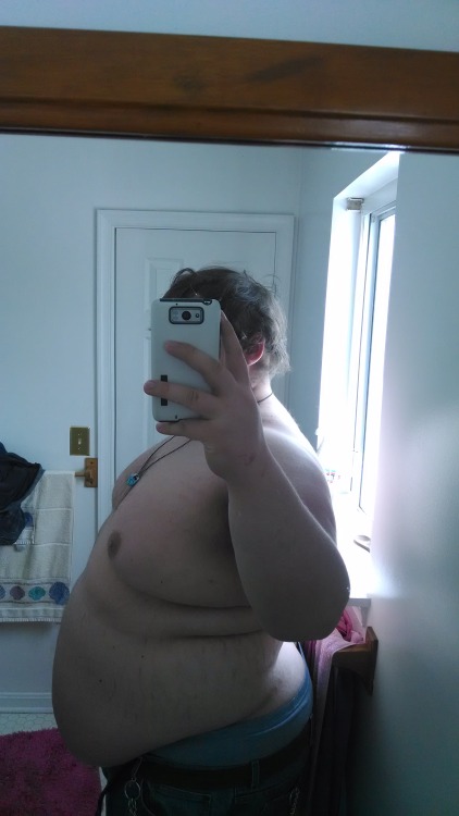 adiposexxxl:  never-fat-enough:  thewhaledude:  Got the urge to take some new pics, since Iâ€™m weighing 442lbs now!Â   Iâ€™m in love!  Me to :-))  So gorgeous. How about adding some more figures to that figure ;)