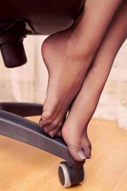 legnylonist:  Amazing feet in nylons!