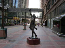cheesewhizexpress:Mary Tyler Moore statue located at Nicollet