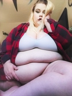 fatstonerchick: I’ve been outgrowing all my clothes. So I just