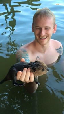 awwww-cute:  Pat caught a beaver (Source: http://ift.tt/1LNdnMo)