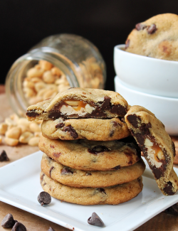 vegan-yums:  Soft and Chewy Jokerz-Stuffed Chocolate Chip Cookies