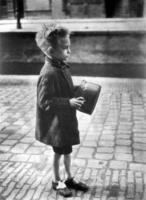 Emmy Andriesse, Enfant avec une casserole - Hiver de la Faim