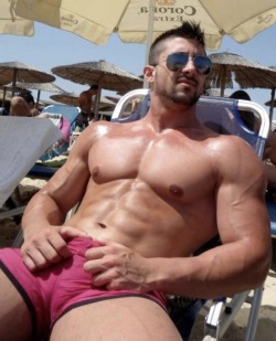 musclecorps:  Now that’s my kind of Hunky Sexy Daddy I