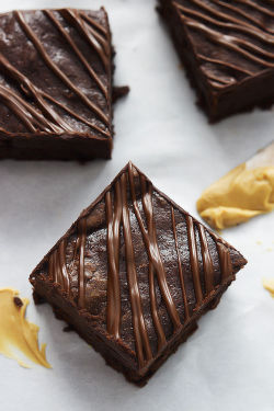 guardians-of-the-food:  Flourless Fudgey Peanut Butter Brownies