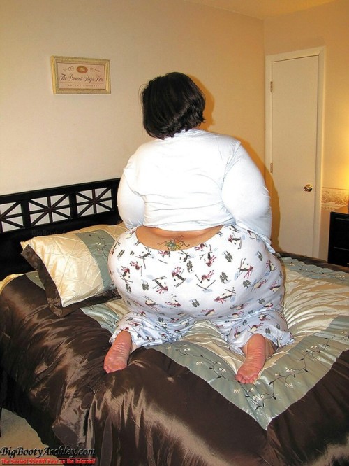 bbwbootycellulite:  bbwbootycellulite.tumblr.com   Asshlet pulling off her pajamas over her 81 inch ass.. Asshley aka Big Butt Asshley 			Measurements: (??-??-81) 			Bust: ? 			5'03" [1] 			 			450 [1] 			 			204 kg 			BMI: 79.7  /- 		