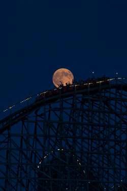 plasmatics-life:  Super Moon over Hersheypark by Frances Civello