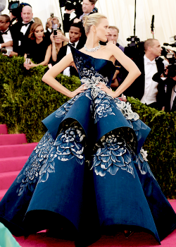 dicapriho:  Model Karolina Kurkova arriving at the Costume Institute