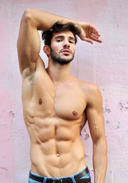 hunkopedia:  Follow Hunk’o’pedia for more hot guys!