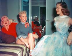 indypendent-thinking: (via Marilyn Monroe, Betty Grable, and