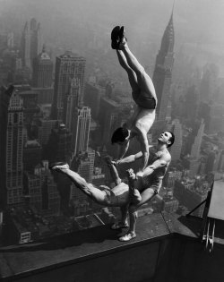 vvolare:  Acrobats on a ledge of the Empire State Building, 1936