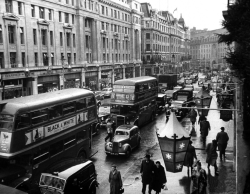 onlyoldphotography:  Carl Mydans: Scene on Regent Street on rainy