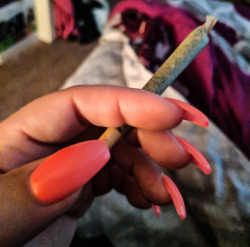 pawg2323:  Wake n Bake sexy mutha fuckas 💋